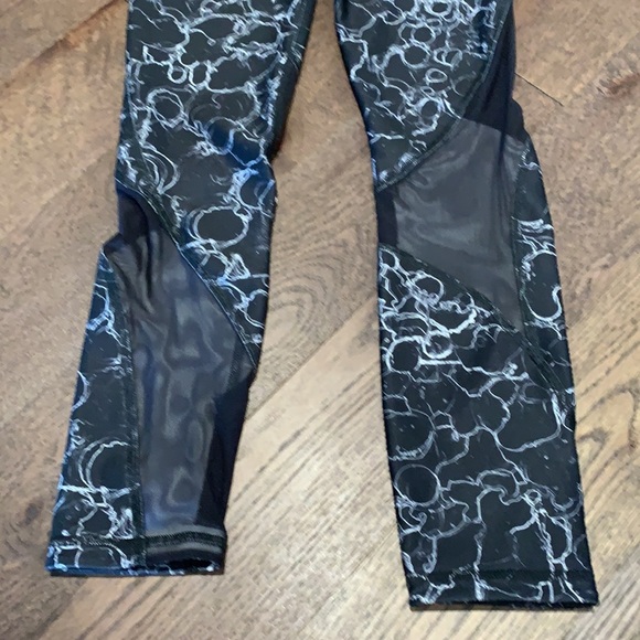 NWT Under Armour Athletic Capris - Picture 3 of 7